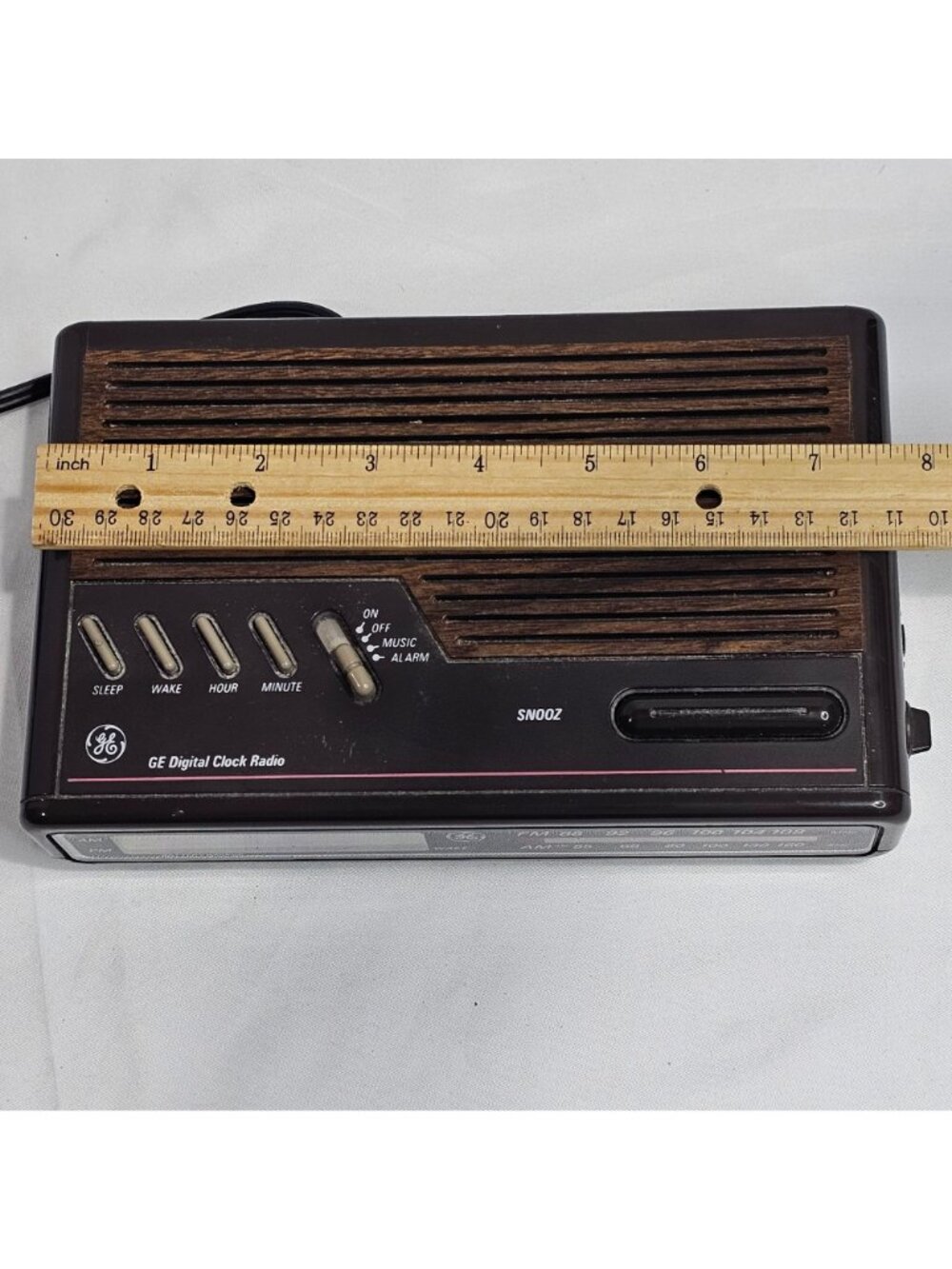Vintage GE Digital Clock Radio AM/FM With Woodgrain Finish & Snooze Function - Picture 10 of 11